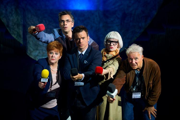Pernille Schrøder, Rasmus Krogsgaard, Silas Holst, Rikke Buch Bendtsen og Karsten Jansfort står for løjerne i årets Nykøbing Falster Revy. Foto: Rune Buch, Yellows