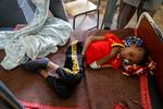 14-årige Adan Muez ligger i sengen i Adigrat i Tigray-regionen i Etiopien.  Foto: Baz Ratner/Ritzau Scanpix