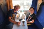 Podcastredaktør og rejsejournalist Nikolaj Vesselbo på togrejse med sønnen Emil et sted på vej mod Salzburg. Privatfoto 