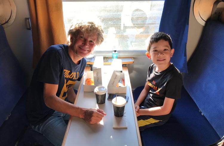 Podcastredaktør og rejsejournalist Nikolaj Vesselbo på togrejse med sønnen Emil et sted på vej mod Salzburg. Privatfoto 