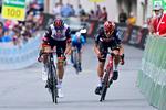 Her ser alt fuldstændig regulært ud, men Rui Costa har haft Andreas Kron presset kraftigt ud mod barrieren og bliver deklasseret. Foto: Lotto Soudal. 