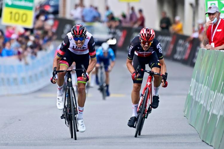Her ser alt fuldstændig regulært ud, men Rui Costa har haft Andreas Kron presset kraftigt ud mod barrieren og bliver deklasseret. Foto: Lotto Soudal. 