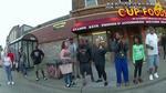 På dette billede, som er fra et kamera, der sidder på kroppen af en politibetjent, viser 17-årige Darnella Frazier (nr. tre fra højre), mens hun filmer anholdelsen af George Floyd i Minneapolis 25. maj 2020. Anholdelsen var så hårdhændet, at George Floyd døde. Frazier lagde senere videoen på Facebook og igangsatte dermed omfattende demonstrationer imod racisme og politivold. Foto: Uncredited/Ritzau Scanpix