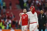 Jannik Vestergaard lagde en arm om Pierre-Emile Højbjergs skulder, da de to forlod banen efter Danmarks nederlag på 1-0 til Finland i EM-premieren.  Foto: Jens Dresling/POLFOTO