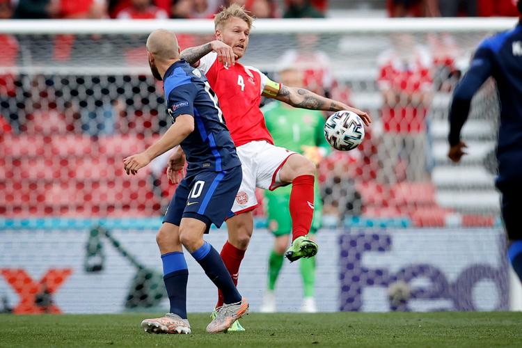 Den danske anfører Simon Kjær i aktion mod Finland, inden han forlod banen som en konsekvens af den uhyggelige oplevelse med Christian Eriksens kollaps. Foto: Jens Dresling/POLFOTO