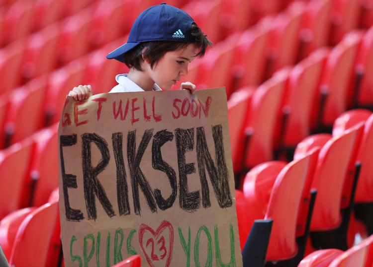 Bliv snart rask Eriksen. Spurs elsker dig, lød opmuntringen fra en ung Tottenham-tilhænger fra Wembley til Rigshospitalet. Foto: Catherine Ivill/Ritzau Scanpix