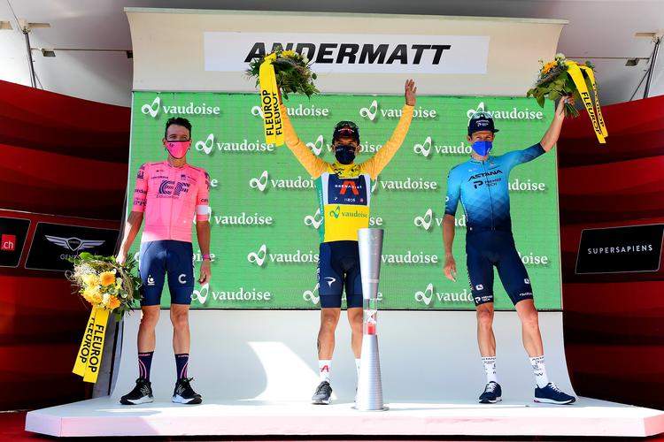 Vinderen af Schweiz Rundt Richard Carapaz flankeres af Rigoberto Uran (t.v.) og Jakob Fuglsang ved hyldestseancen i Andermatt. Foto: Astana-Premier Tech. 
