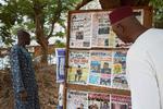    En mand i Mali studerer avisoverskrifter med nyheden om Frankrigs nedtrapning af engagementet i Mali. Rusland og Tyrkiet har ifølge Frankrig kørt en voldsom anti-fransk kampagne på de sociale medier i Mali, og modstanden mod Frankrig er steget. Nu frygter Frankrig udenlandsk indblanding i en folkeafstemning og i præsidentvalget. Foto: Annie Risemberg/Ritzau Scanpix
