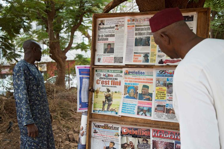    En mand i Mali studerer avisoverskrifter med nyheden om Frankrigs nedtrapning af engagementet i Mali. Rusland og Tyrkiet har ifølge Frankrig kørt en voldsom anti-fransk kampagne på de sociale medier i Mali, og modstanden mod Frankrig er steget. Nu frygter Frankrig udenlandsk indblanding i en folkeafstemning og i præsidentvalget. Foto: Annie Risemberg/Ritzau Scanpix