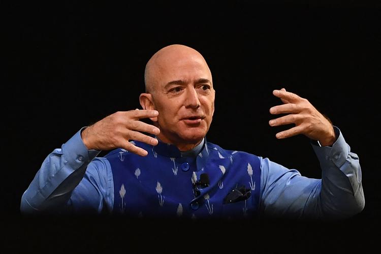  Verdens rigeste mand, Amazons topchef Jeff Bezos, skal enten splitte selskabet op eller opgive store dele af forretningen. Google, Apple og Facebook bliver også ramt, hvis ny lovpakke bliver vedtaget.  Foto: Sajjad Hussain/Ritzau Scanpix