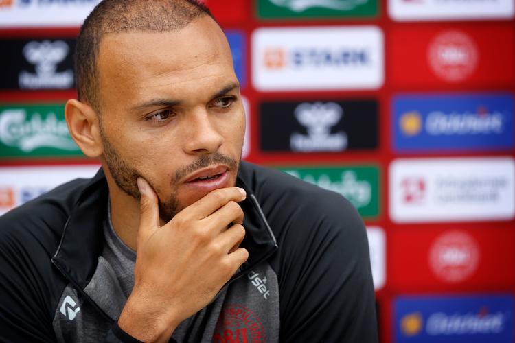 Det danske landshold trænede mandag i Helsingør. Martin Braithwaite taler med pressen inden dagens træning.   Foto: Jens Dresling/POLFOTO