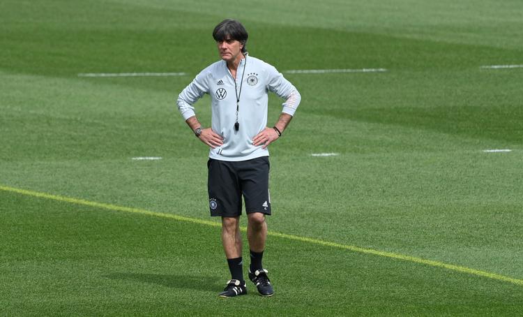 Joachim Löw og det tyske landshold er kommet i en vanskelig pulje ved EM med de franske verdensmestre, Portugals europamestre samt Ungarn. Første modstander tirsdag er Frankrig i München. Foto: Christof Stache/Ritzau Scanpix