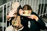 To Sultne piger anmelder restauranter, blandt andet også ud fra, om de er særligt date-venlige eller gode, hvis man er broke og vil drikke sig i hegnet. Arkivfoto Emma Sejersen