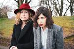Sleater-Kinney er blevet en duo. Corin Tucker og Carrie Brownstein lyder som nogle, der lige har fundet sammen og alligevel altid har kendt hinanden.  Foto: Karen Murphy
