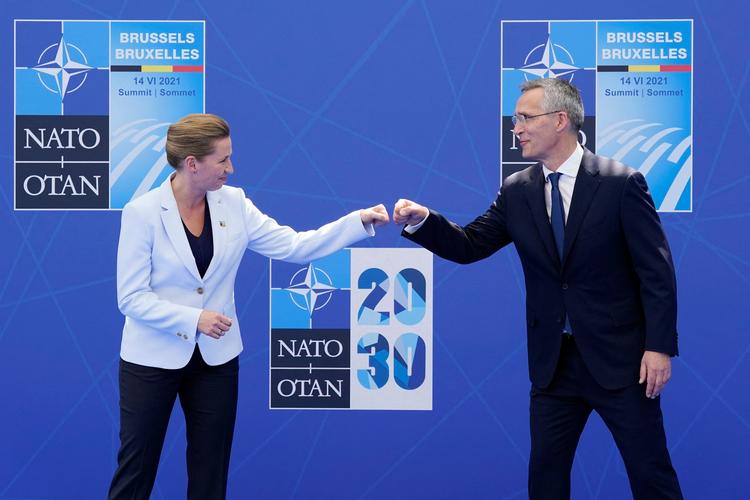 Generalsekretær Jens Stoltenberg tager imod statsminister Mette Frederiksen og de andre ledere. Foto: Patrick Semansky/Ritzau Scanpix