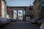 Politiet har spærret af ved slotspladsen ved Amalienborg i København. En pakke skal undersøges. Foto: Finn Frandsen