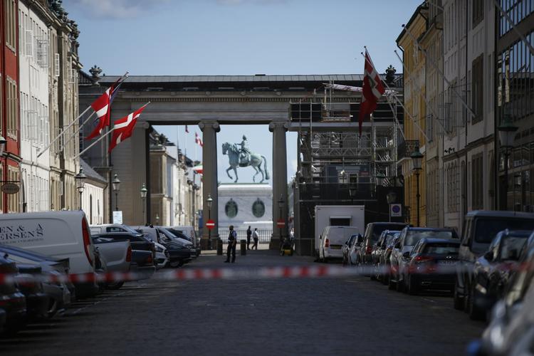 Politiet har spærret af ved slotspladsen ved Amalienborg i København. En pakke skal undersøges. Foto: Finn Frandsen
