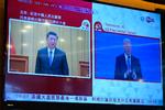En tv-station i Hongkong samlede i oktober billederne af præsident Xi Jinping der talte ved en konference i Kina, og daværende præsidentkandidat Joe Biden, der deltog i en valgdebat i USA. Deres to lande er i stigende grad uenige om sikkerhedsspørgsmål. Foto: Kin Cheung/Ritzau Scanpix