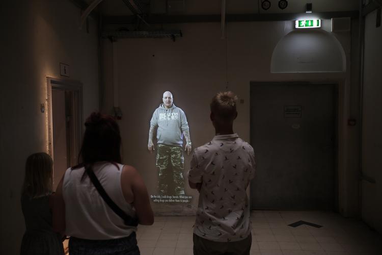 Udstilling fra Fængselsmuseet i Horsens, hvor tidligere fanger og ansatte fortalte deres historie via video projiceret op på væggen i 6 forskellige rum. Foto: Morten Langkilde/Ritzau Scanpix
