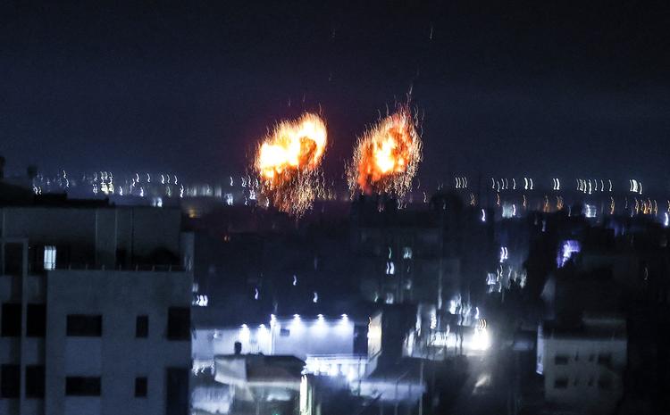 Eksplosioner oplyser nattehimlen over Gaza By. Foto: Mahmud Hams/Ritzau Scanpix