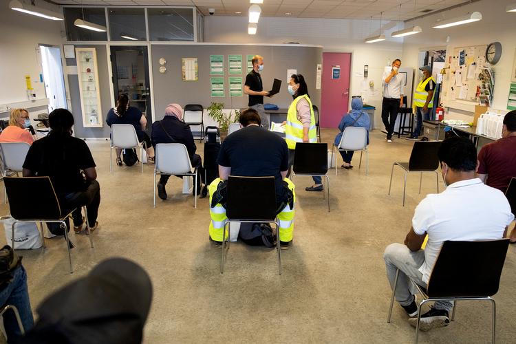 Myndighederne har oprettet et pop ud-vaccinationscenter i Tingbjerg i 
 København. Billedet er fra i går.  Foto: Finn Frandsen/POLFOTO