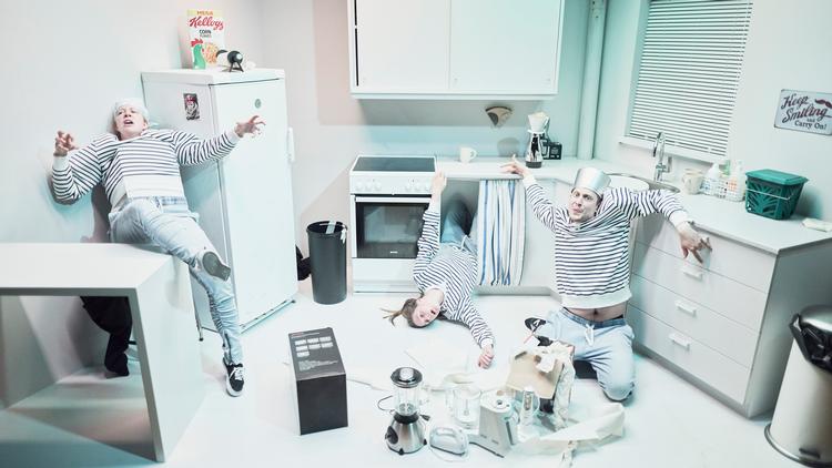 Tre repræsentanter for den danske middelmådighed på slap line i køkkenet, spillet af Stine Gyldenkerne, Gry Guldager og Peter Høgsbro. Foto: Henrik Ohsten Rasmussen