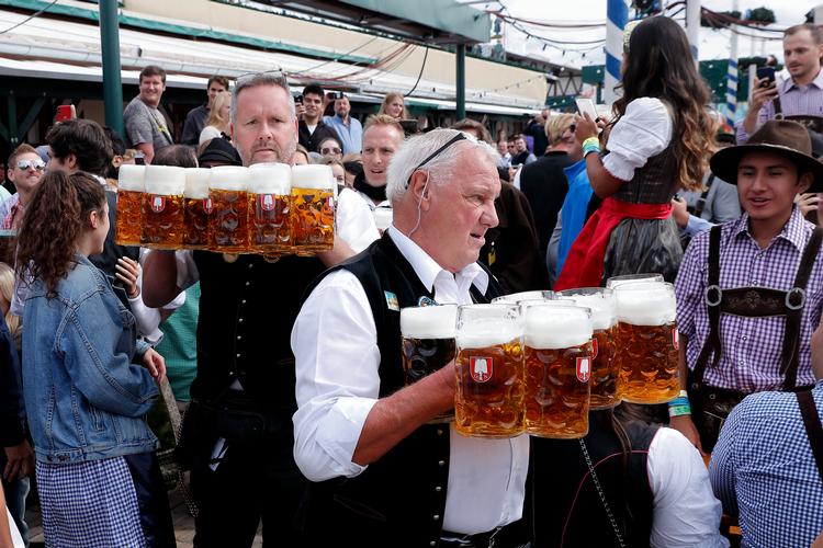 Sådan ser oktoberfest i München ud. Når sommeren er slut, skal der også være oktoberfest på Frue Plads i København. Det er et af de arrangementer, der har fået støtte af kommunens nye genopretningspulje.  Foto: Jens Dresling/POLFOTO