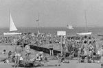 Den 10. august 1975 nåede temperaturen op på 36,4 grader i Holstebro, men også i København var der varmt, og fra den tidlige morgenstund strømmede københavnerne mod badestrandene som her ved  Bellevue Strand i Klampenborg. (arkivfoto) Foto: Erik Gleie/POLITIKEN