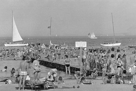 Den 10. august 1975 nåede temperaturen op på 36,4 grader i Holstebro, men også i København var der varmt, og fra den tidlige morgenstund strømmede københavnerne mod badestrandene som her ved  Bellevue Strand i Klampenborg. (arkivfoto) Foto: Erik Gleie/POLITIKEN