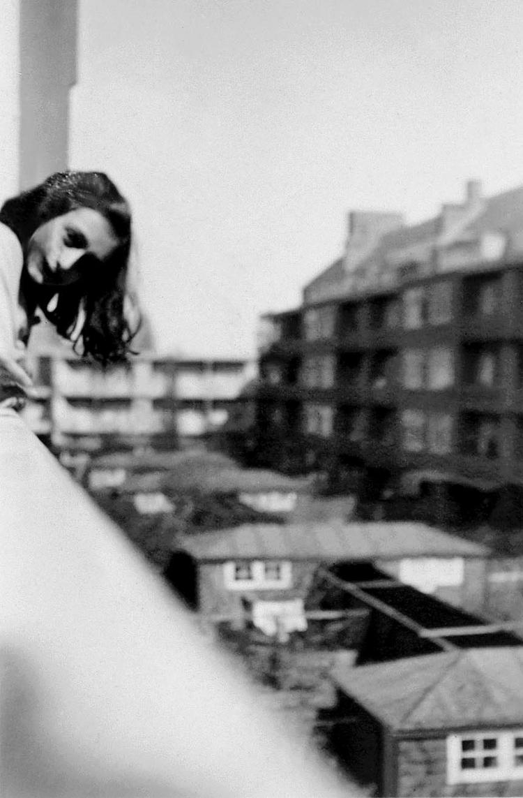 Anne Frank ser ud over baggården på Merwedeplein, hvor familien boede, før den måtte gå under jorden. Senere hjalp det på hendes angst og depression at snige sig til at kigge ud på himmelen gennem et loftsvindue. Foto: Anne Franks Fonds mediathek og Hulton Archive/All Over Press Foto: Anne Franks Fonds mediathek og Hulton Archive/All Over Press