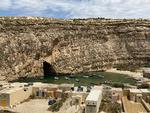 På øen Gozo er en lagune af havvand forbundet med Middelhavet gennem en naturlig bue i klipperne.  