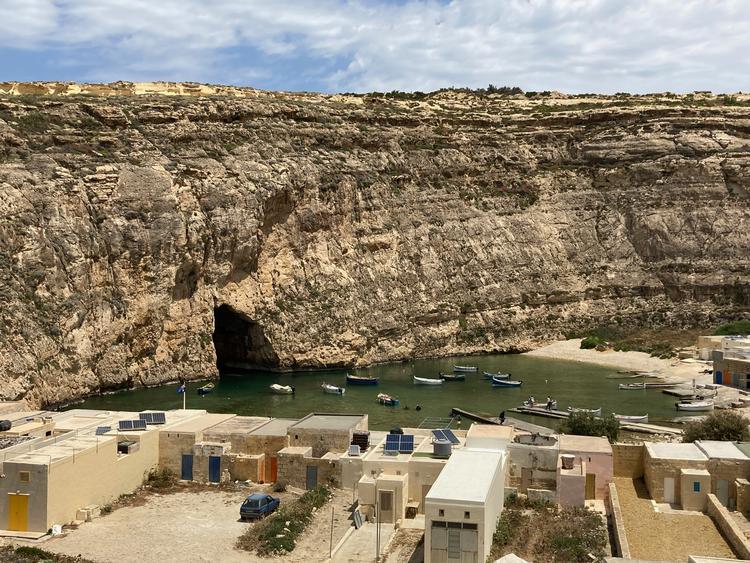 På øen Gozo er en lagune af havvand forbundet med Middelhavet gennem en naturlig bue i klipperne.  