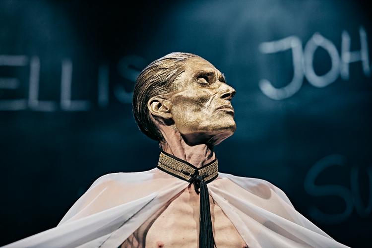 Madame Nielsen går i klima-aktion med sin udpinte, frelser-lignende krop som trumf. Foto: Emilia Therese