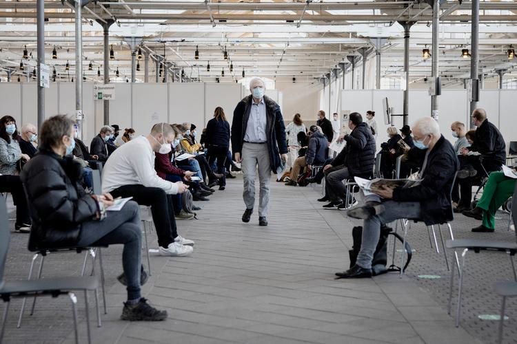 Københavnere i kø for at blive vaccineret. Onsdag fik godt 60.000 danskere første stik, og i alt er godt 1,5 millioner danskere nu færdigvaccinerede. Det svarer til cirka hver fjerde dansker.  Foto: Valdemar Ren (arkiv)