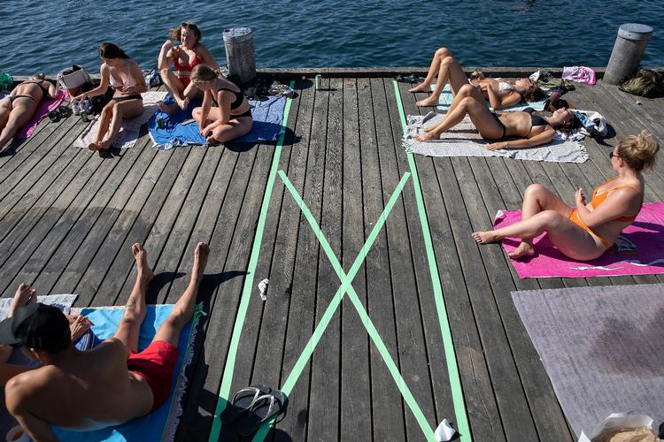 Gennem hele epidemien med corona er det blandt de yngre befolkningsgrupper, at der har været flest smittede.  Typisk bliver de ikke særlig syge og kan derfor nemt bringe virus videre uden at ane det. Foto: Finn Frandsen/POLFOTO