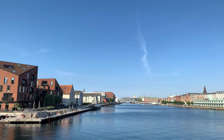 Københavnere trodser risikoen for at få bøder eller være i vejen for bådtrafikken ved at nyde en dukkert ved Krøyers Plads. Foto: Søren Astrup