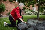 Sognepræst og en af folkene bag de nye Danske Digterruter, Bente Bramming, er taget med på ruten om Ambrosius Stub i Ribe, her ved Per Kirkebys gravmonument for digteren i Sct. Catharinæ Klosterhave i Ribe. Foto: Astrid Dalum