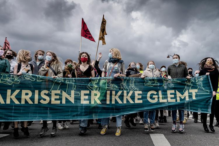     Den Grønne Studenterbevægelse arrangerede demonstration for klimaet lørdag 22. maj 2021. . De har ikke glemt klimaet. Men stadig flere unge danskere vælger bilen, og kampen for et bedre klima lider tilbageskridt i flere europæiske lande.  Foto Henning Hjorth