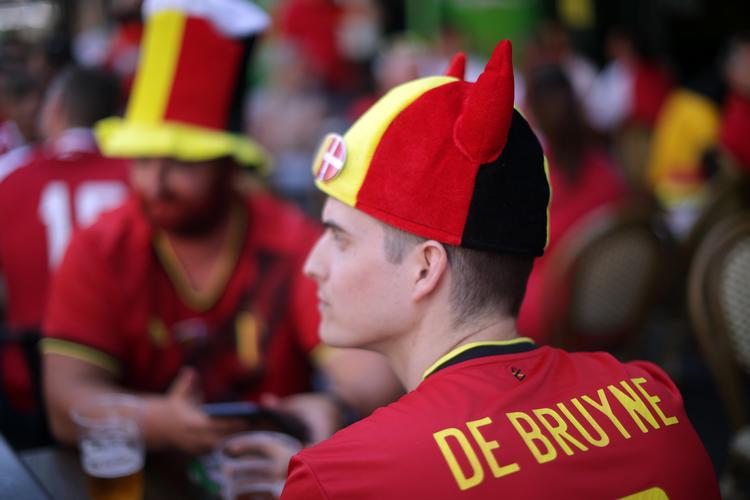 Den belgiske fan fanget i Københavns gader håber, at Kevin De Bruyne er med i Parken.  Foto: Hannah Mckay/Ritzau Scanpix