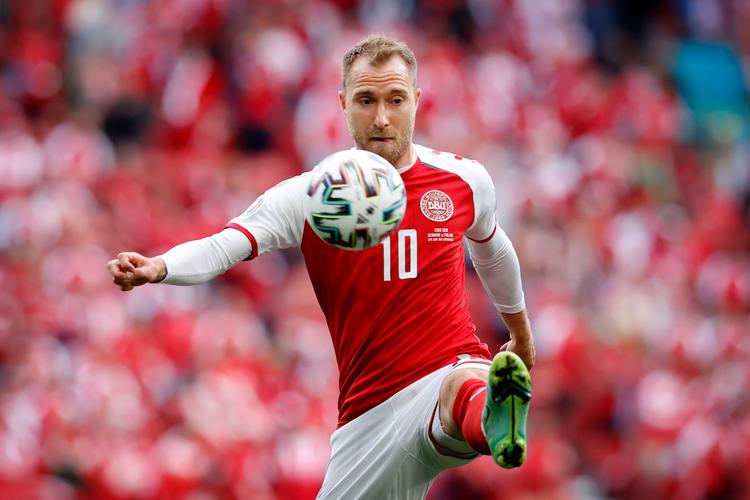 Ingen ved, om Christian Eriksen igen kommer til at spille fodbold, men foreløbig er det gået godt med hans fremgang efter den chokerende oplevelse i Parken lørdag. Foto: Jens Dresling/POLFOTO