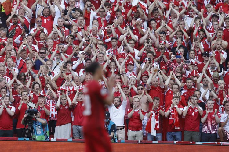  Hele Parken rejste sig og klappede for Christian Eriksen.  Foto: Jens Dresling/POLFOTO