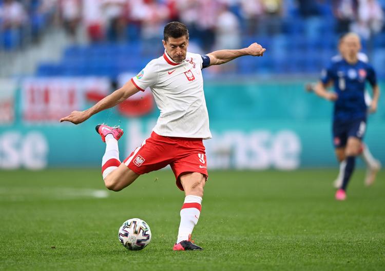  Robert Lewandowski og Polen indledte EM med at tabe til Slovakiet. I aften gælder det Spanien.  Foto: Kirill Kudryavtsev/Ritzau Scanpix
