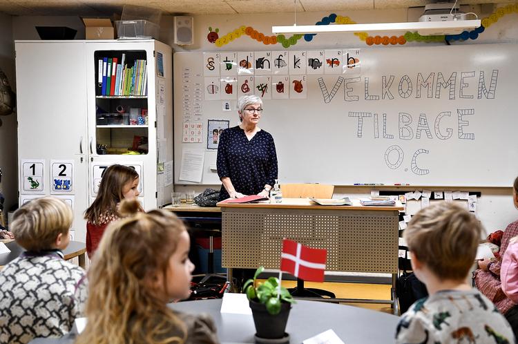 De yngste elever fra  0. - 4. klasse på Engdalskolen i Brabrand, da de kom i dag tilbage i skole efter at have været sendt hjem i halvanden måned.
 Foto: Ernst van Norde
