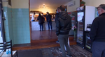 Brødrene Sixten og Bertram har åbnet bageri i Tejn på Bornholm, og byens borgere står i kø for at købe bagværk. Foto: Screendump fra TV 2 Bornholm