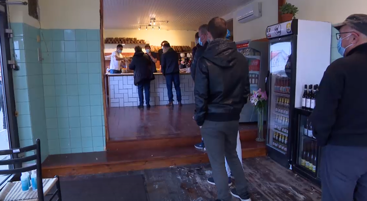 Brødrene Sixten og Bertram har åbnet bageri i Tejn på Bornholm, og byens borgere står i kø for at købe bagværk. Foto: Screendump fra TV 2 Bornholm