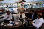 Marine Le Pen og hendes kandidat i Sydøstfrankrig nyder en espresso i  Six-Fours-les-Plages ved Middelhavet. Hendes parti kan vinde kontrollen over denne del af Frankrig med Provence og Rivieraen ved valget i dag og den afgørende runde næste søndag.   Foto: Daniel Cole/Ritzau Scanpix
