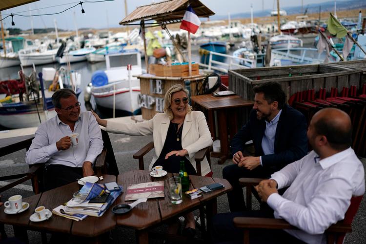 Marine Le Pen og hendes kandidat i Sydøstfrankrig nyder en espresso i  Six-Fours-les-Plages ved Middelhavet. Hendes parti kan vinde kontrollen over denne del af Frankrig med Provence og Rivieraen ved valget i dag og den afgørende runde næste søndag.   Foto: Daniel Cole/Ritzau Scanpix