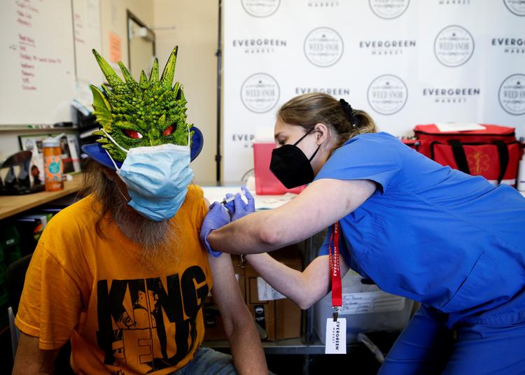 I delstaten Washington tager man et andet middel i brug for at få flere til at lade sig vaccinere. Her tilbyder man 'Joints for Jabs'. Det benyttede kunstneren Keith Sexton sig af i byen Auburn. Hash er legaliseret i Washington. Foto: Lindsey Wasson/Ritzau Scanpix