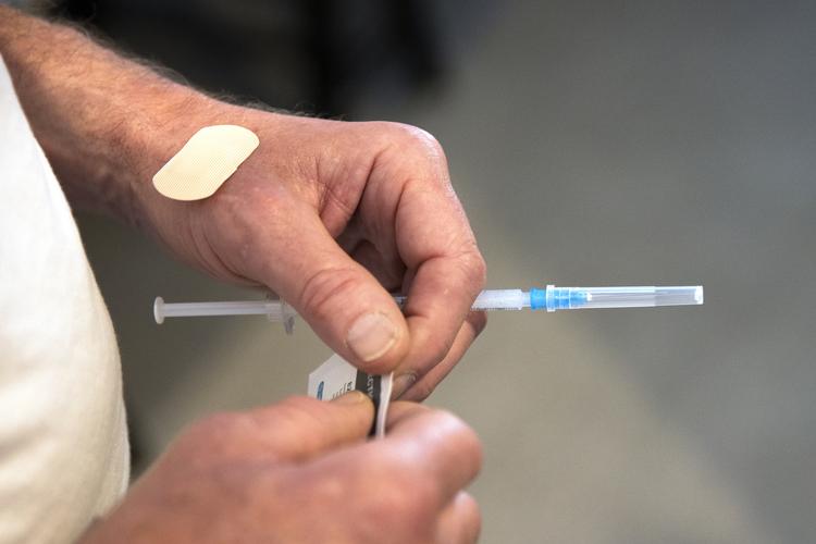 Antallet af indlagte er faldet i takt med at flere er blevet vaccineret og det varmere vejr gør, at vi opholder os mere udenfor i det fri, hvor corona ikke har så gode vilkår. Foto: Finn Frandsen/POLFOTO