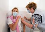 Belgiens vaccineudrulning begynder at tage fart, og derfor har regeringen nu planalgt et indrejseforbud for ikke-EU-borgere fra Storbritannien, som er plaget af den mere smitsomme Delta-variant. Her er det Belgiens indenrigsminister, Annelies Verlinden, der bliver vaccineret i Antwerpen. Foto: Jonas Roosens/Ritzau Scanpix
